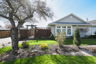 810 Park Pl #A, Courtenay BC V9N 8L6