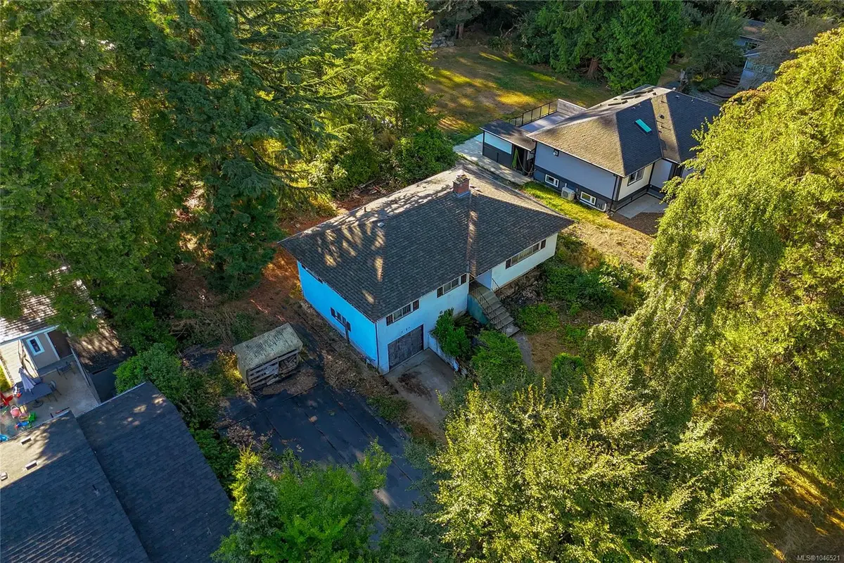 5287 Santa Clara Ave, Saanich BC V8Y 1W6