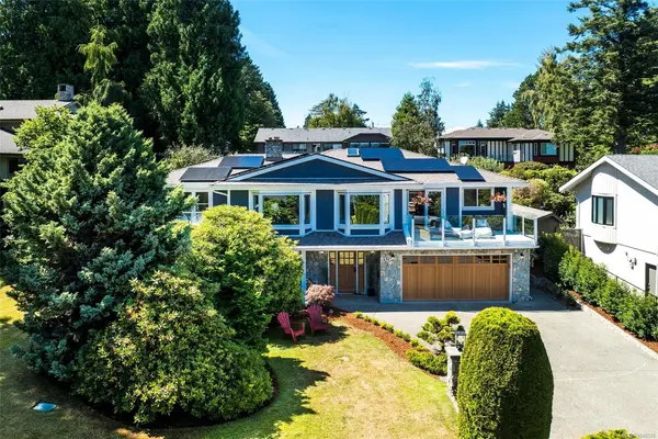 4902 Alamida Cres, Saanich BC V8Y 2T3 - 5 bed, 4.0 bath in Saanich