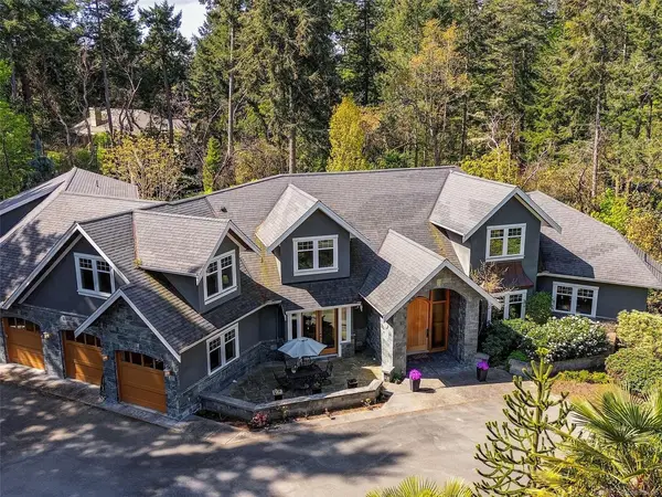 2615 Queenswood Dr, Saanich BC V8N 1X6 - 5 bed, 6.0 bath in Saanich
