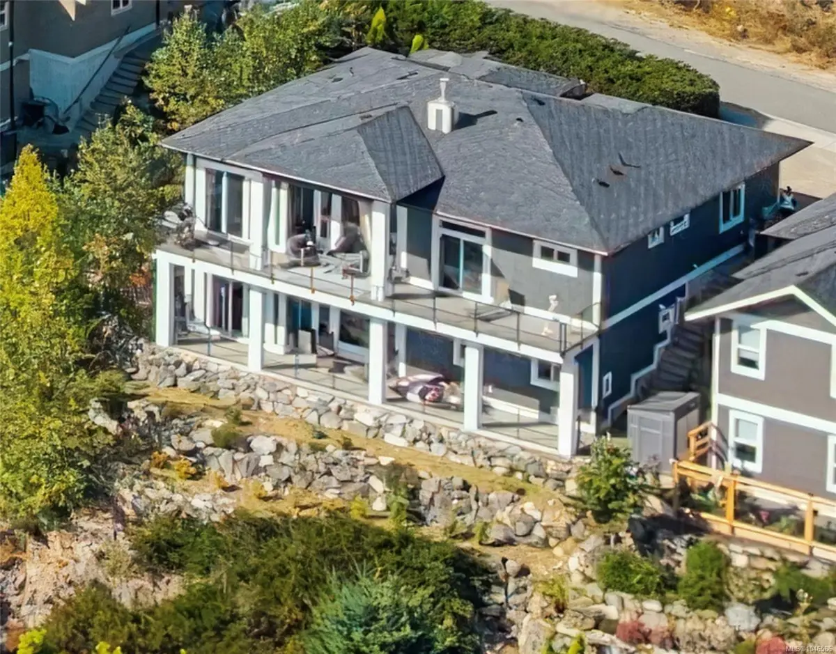909 Hanington Rd, Ladysmith BC V0G 0A4