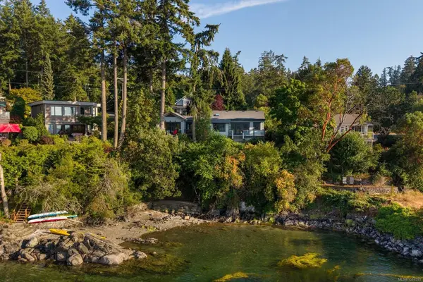 10994 Madrona Dr, North Saanich BC V8L 5R7 - 3 bed, 2 bath property for sale in North Saanich