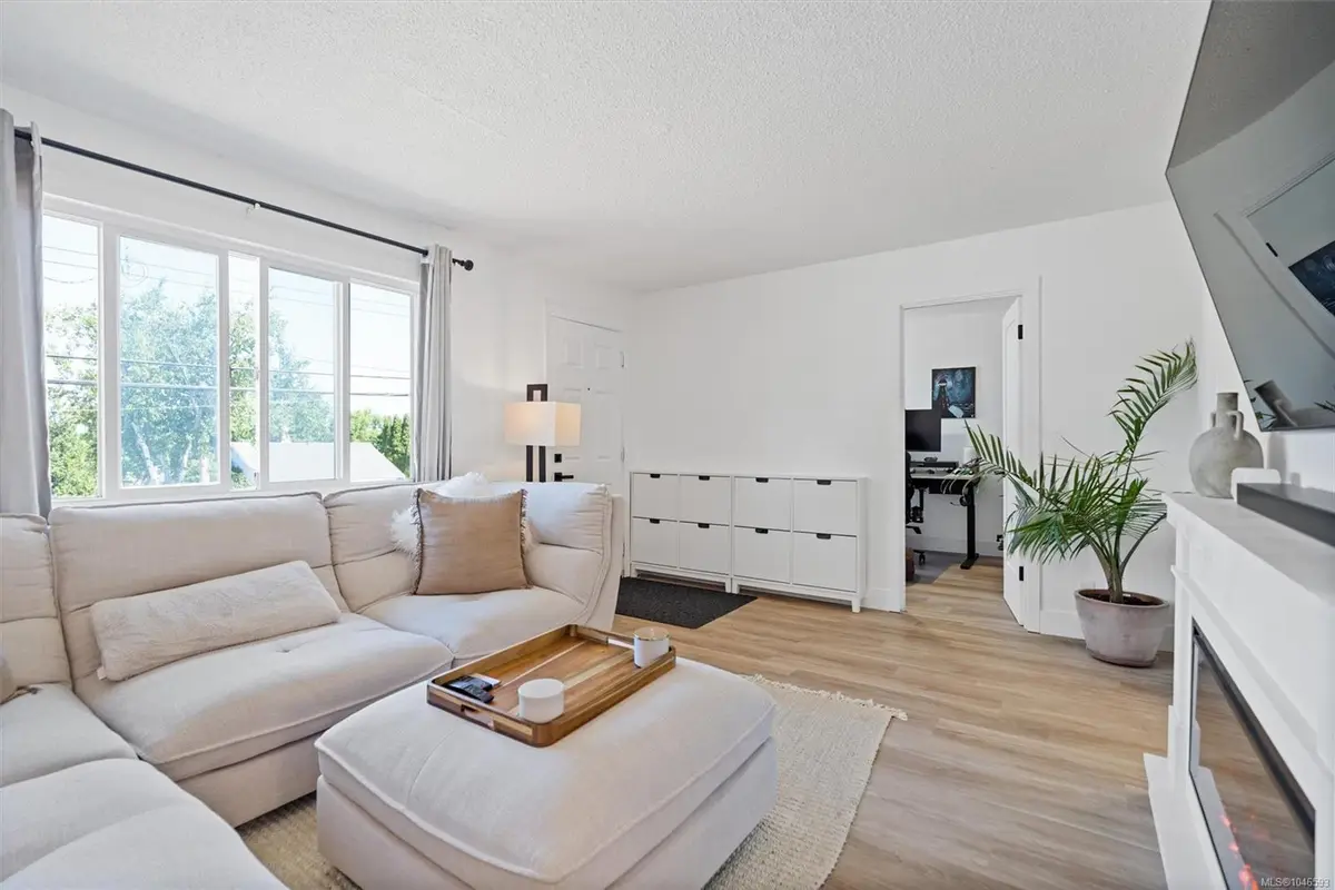 1143 Lockley Rd, Esquimalt BC V9A 4S5