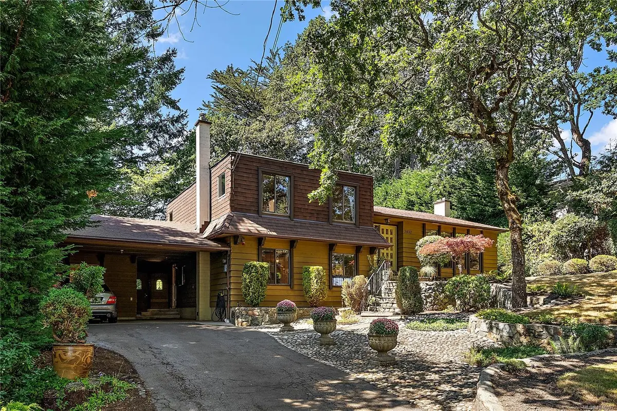 3832 Persimmon Dr, Saanich BC V8P 3R9