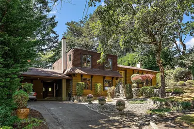 3832 Persimmon Dr, Saanich BC V8P 3R9
