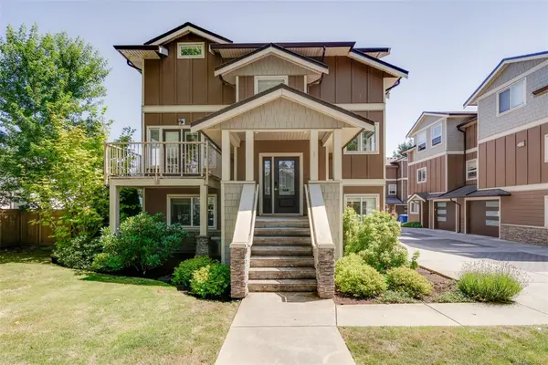 2923 Shelbourne St #1, Victoria BC V8R 4M7 - 3 bed, 3.0 bath in Victoria