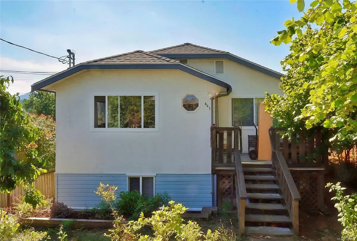 641 Stirling Ave, Nanaimo BC V9R 4C8