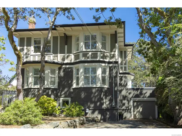 1391 Victoria Ave, Oak Bay BC V8S 4P4 - 4 bed, 3 bath property for sale in Oak Bay