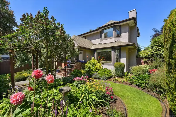 1142 Chapman St, Victoria BC V8V 2T6 - 3 bed, 3 bath property for sale in Victoria