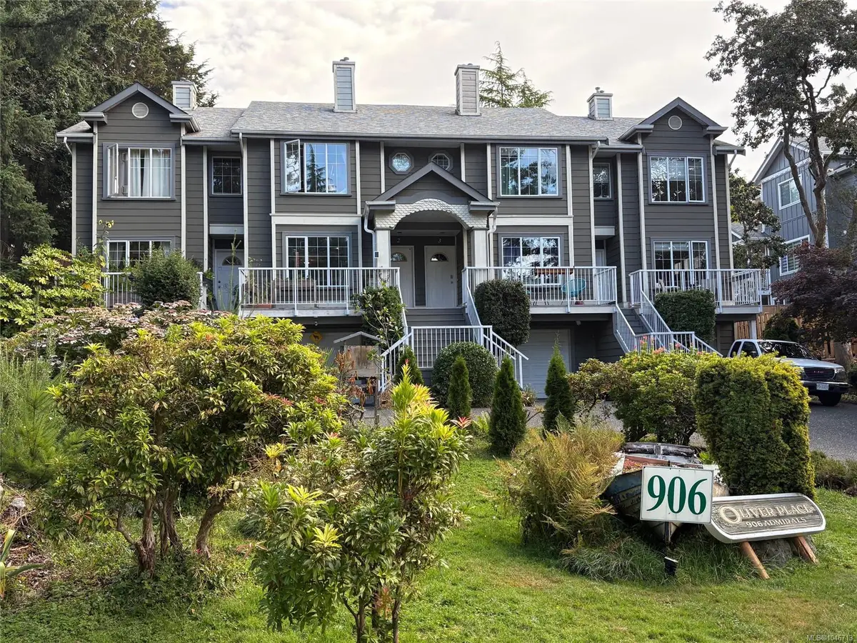 906 Admirals Rd #2, Esquimalt BC V9A 2P4