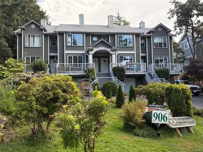 906 Admirals Rd #2, Esquimalt BC V9A 2P4