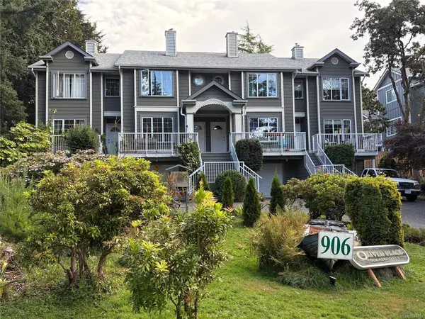 906 Admirals Rd #2, Esquimalt BC V9A 2P4 - 3 bed, 2.0 bath in Esquimalt