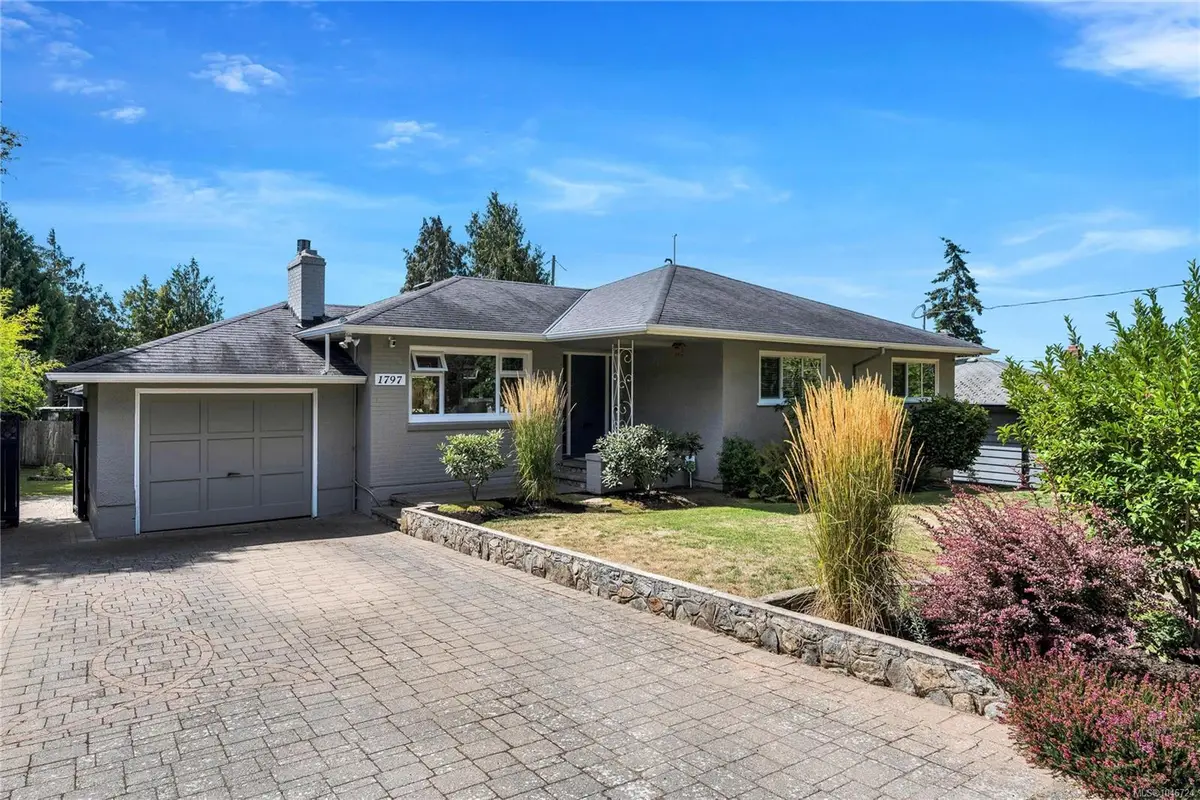 1797 Mcrae Ave, Saanich BC V8P 1J2