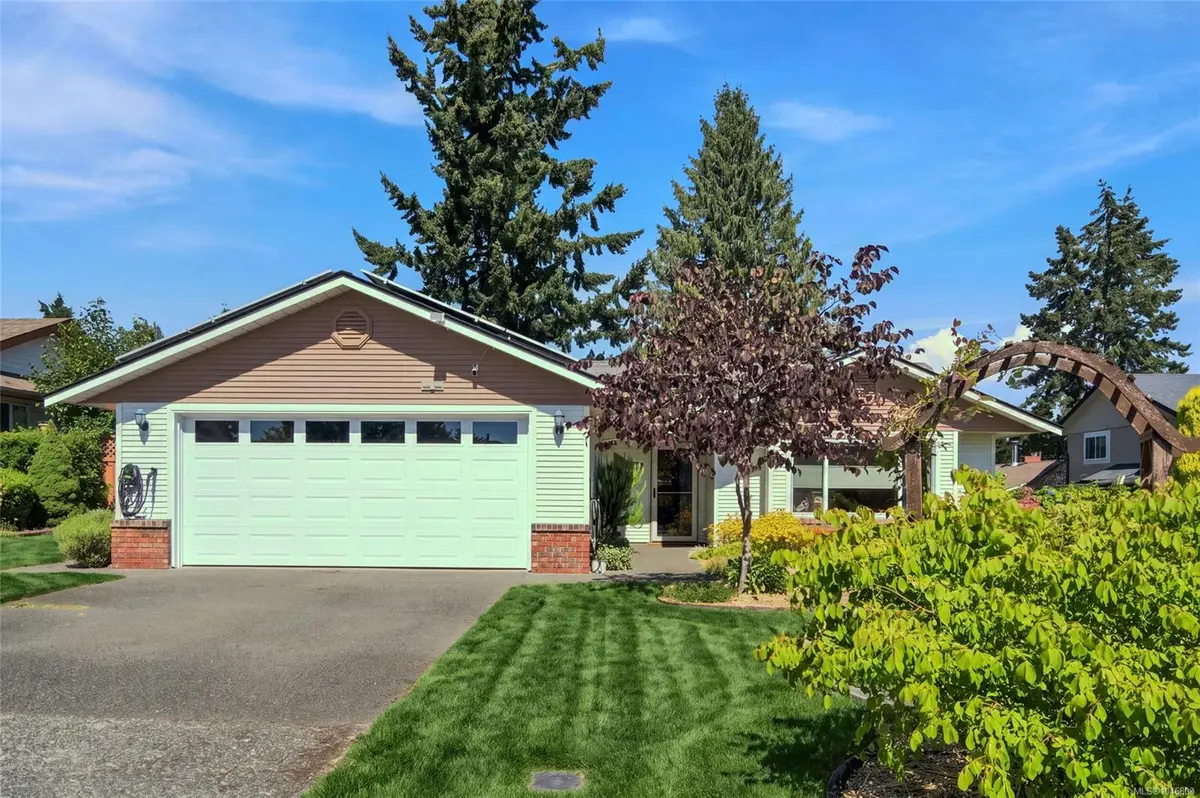 701 Ermineskin Ave, Parksville BC V9P 2L4