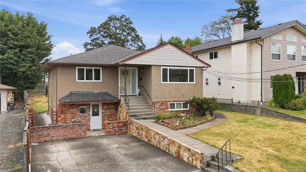 560 Mountfield St, Saanich BC V8X 1Y8