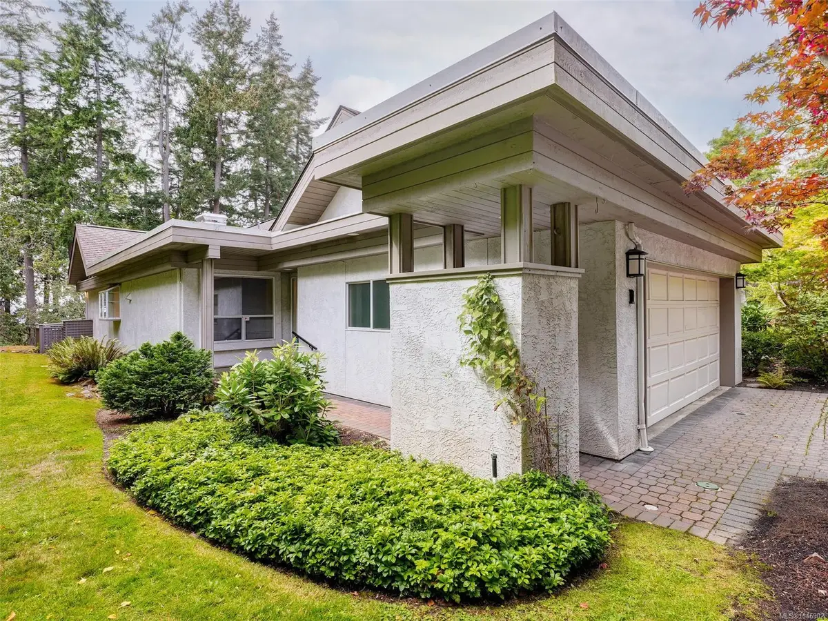 928 Bearwood Lane #1, Saanich BC V8P 5A5