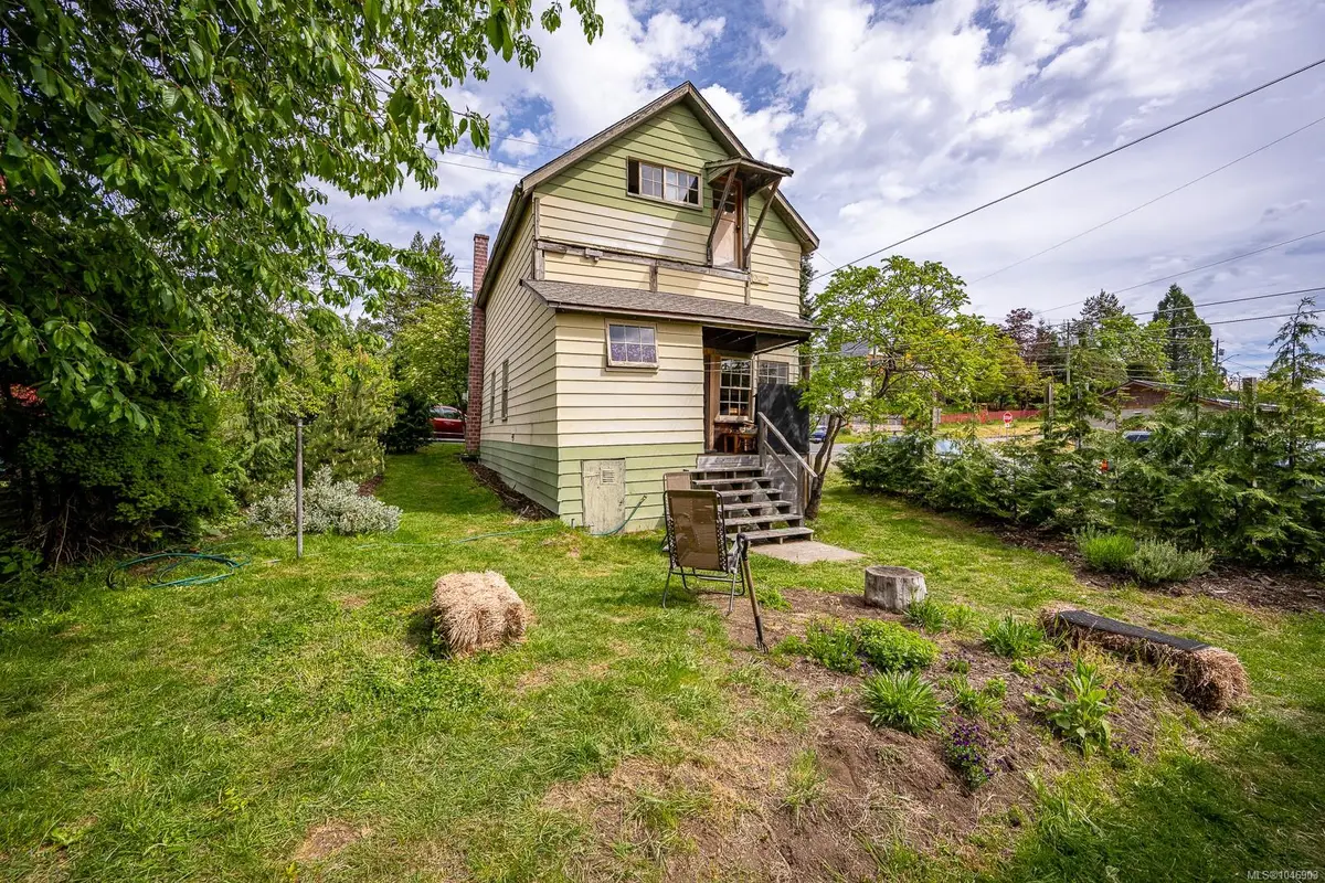 2637 Dunsmuir Ave, Cumberland BC V0R 1S0