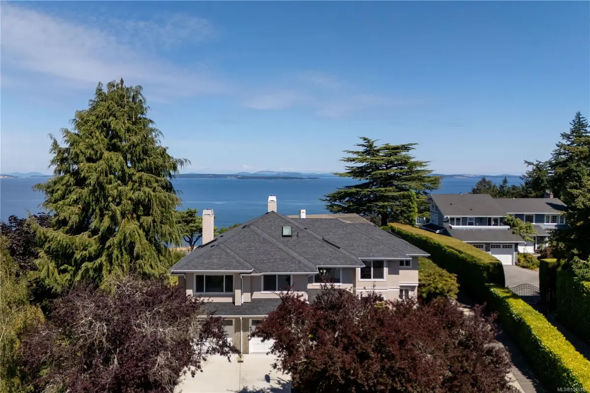 4596 Bonnieview Pl, Saanich BC V8N 3V6