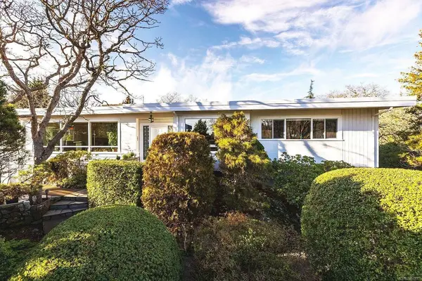 2980 Beach Dr, Oak Bay BC V8R 6K9 - 4 bed, 3.0 bath in Oak Bay