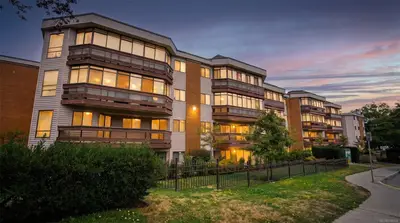 1560 Hillside Ave #201, Victoria BC V8T 5B8