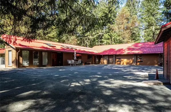 1698 Millstream Rd, Highlands BC V9B 6E7 - 4 bed, 4 bath property for sale in Highlands