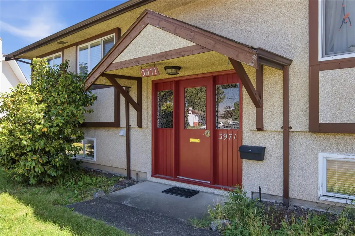 3971 Cedarwood St, Saanich BC V8N 3N3