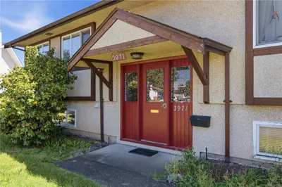 3971 Cedarwood St, Saanich BC V8N 3N3