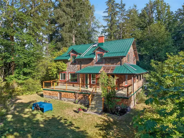 6565/6553 Fitzgerald Rd, Merville BC V9J 1N7 - 4 bed, 3 bath property for sale in Merville