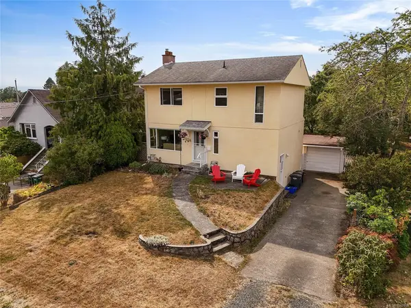 3304 Aldridge St, Saanich BC V8P 4L8 - 3 bed, 3 bath property for sale in Saanich
