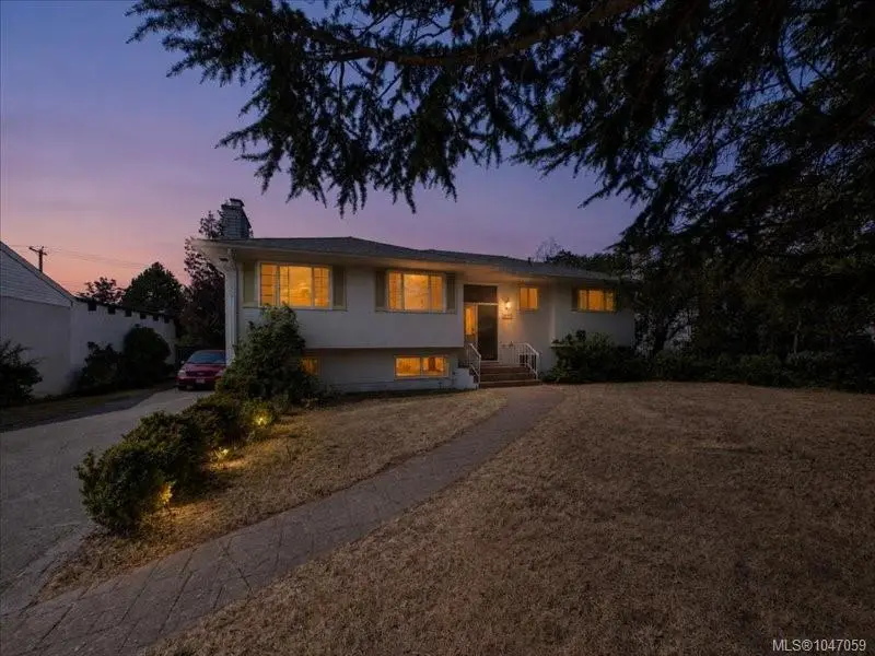 3512 Henderson Rd, Oak Bay BC V8P 5B1
