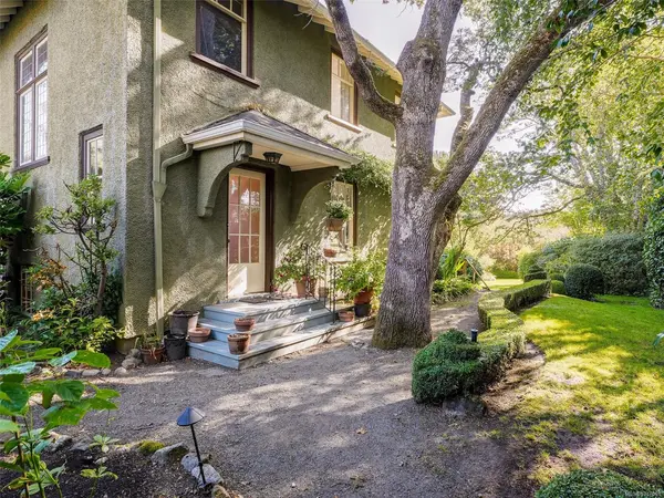 535 Island Rd, Oak Bay BC V8S 2T7 - 4 bed, 3 bath property for sale in Oak Bay