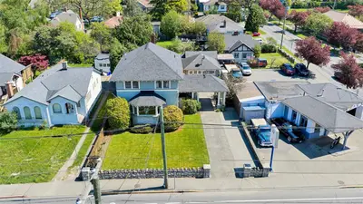 3107 Quadra St, Victoria BC V8X 1E9