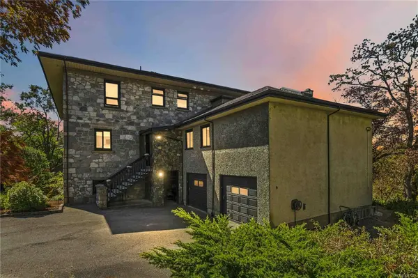 3960 Cedar Hill Rd #B, Saanich BC V8N 3B8 - 3 bed, 3.0 bath in Saanich