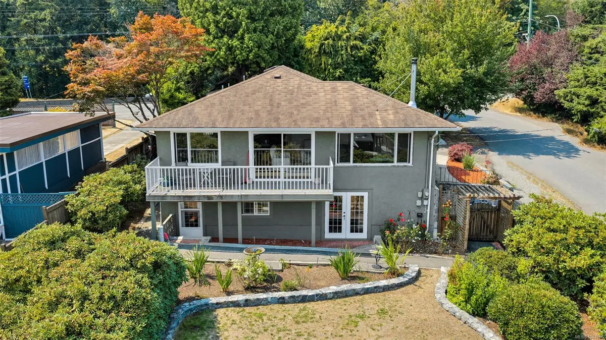 711 Wells Rd, Saanich BC V8Y 1R6