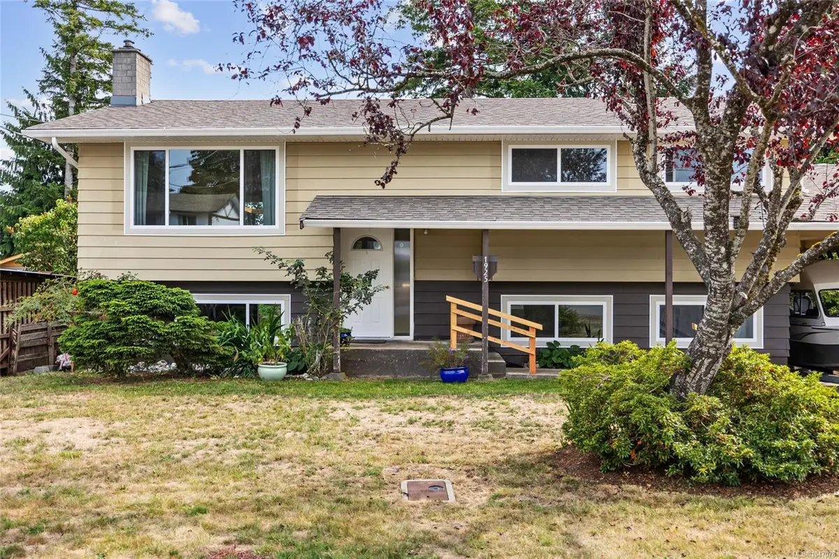 1925 Cougar Cres, Comox BC V9M 2K4