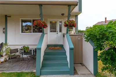 640 Broadway St #807, Saanich BC V8Z 2G4