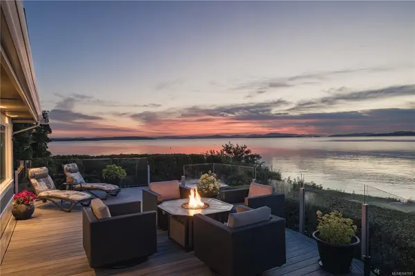 8585 Lochside Dr, North Saanich BC V8L 1M5 - 5 bed, 4.0 bath in North Saanich