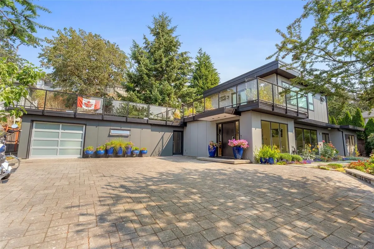 931 Lakeview Ave, Saanich BC V8X 3H7