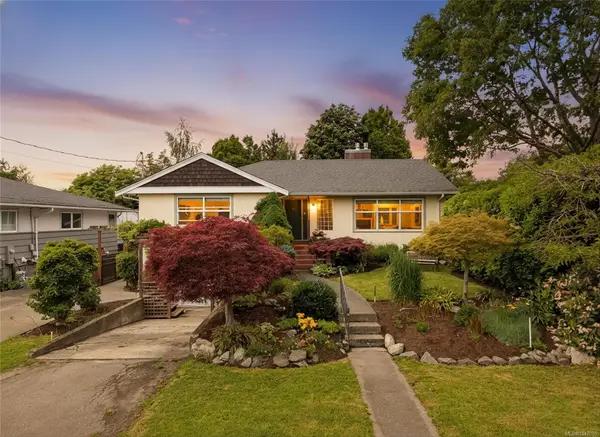 2758 Dunlevy St, Oak Bay BC V8R 5Z5 - 4 bed, 4.0 bath in Oak Bay