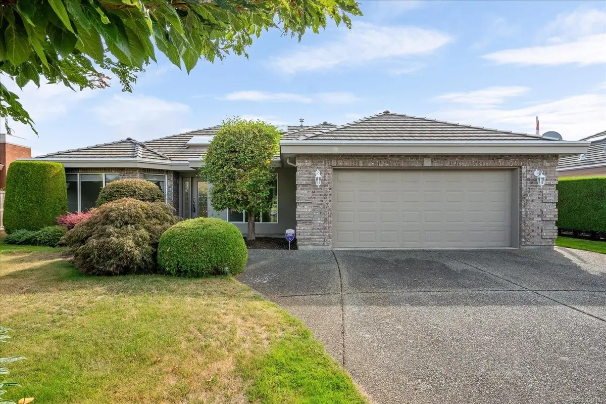 801 Devon Pl, Qualicum Beach BC V9K 2P2