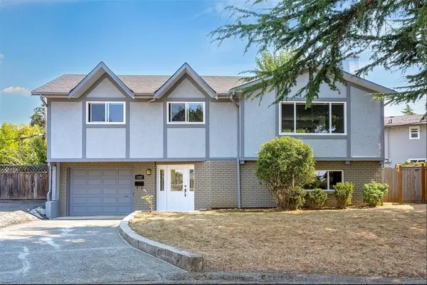 1822 Fairhurst Ave, Saanich BC V8N 1P4 - 5 bed, 3.0 bath in Saanich
