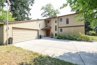 8892 Henderson Ave, Courtenay BC V9J 1A5