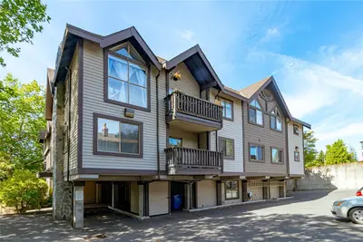 108 Gorge Rd W #302, Saanich BC V9A 1M2