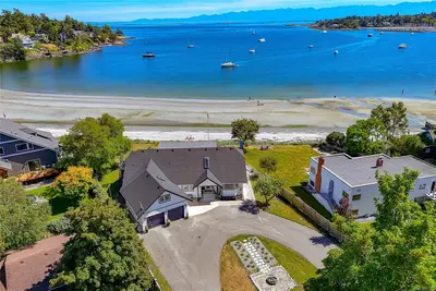 3905B Cadboro Bay Rd, Saanich BC V8N 4G3