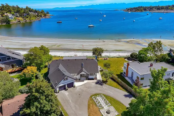 3905B Cadboro Bay Rd, Saanich BC V8N 4G3 - 4 bed, 4.0 bath in Saanich