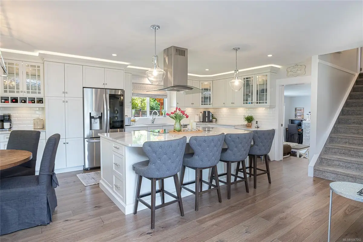 7859 Simpson Rd, Central Saanich BC V8M 2H3