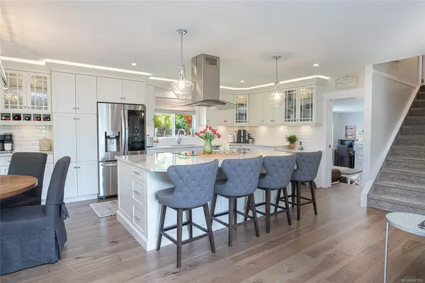 7859 Simpson Rd, Central Saanich BC V8M 2H3 - 3 bed, 3.0 bath in Central Saanich