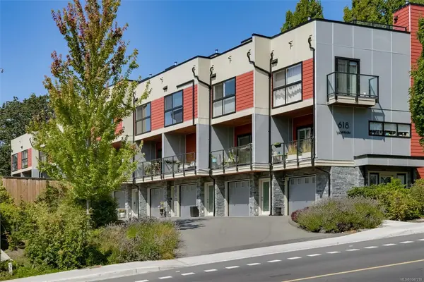 618 Lampson St #6, Esquimalt BC V9A 6A1 - 4 bed, 4.0 bath in Esquimalt