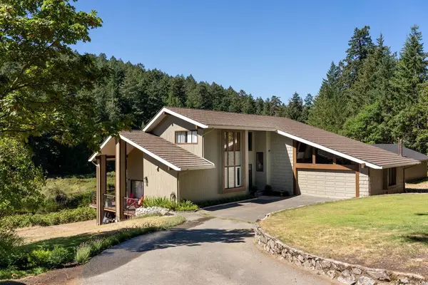 5320 Old West Saanich Rd, Saanich BC V9E 2A9 - 3 bed, 3.0 bath in Saanich