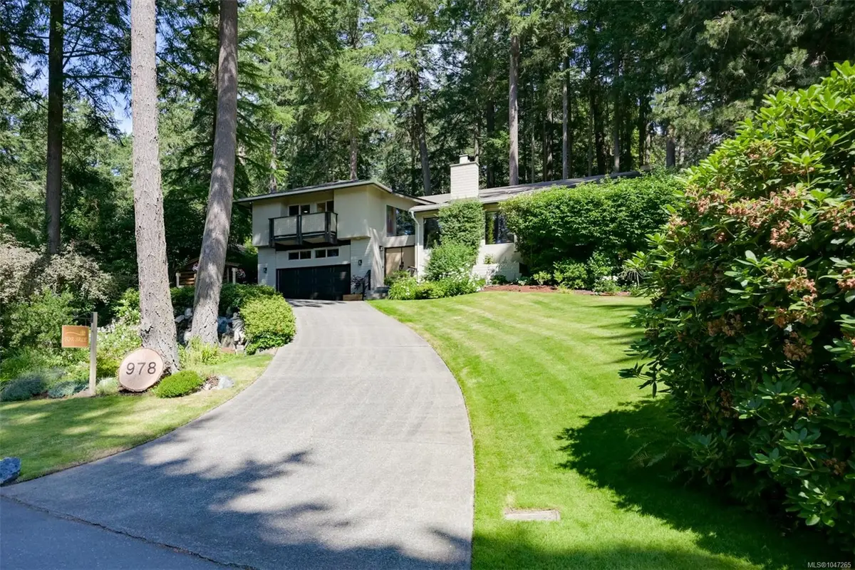 978 Fir Tree Glen, Saanich BC V8X 5B7